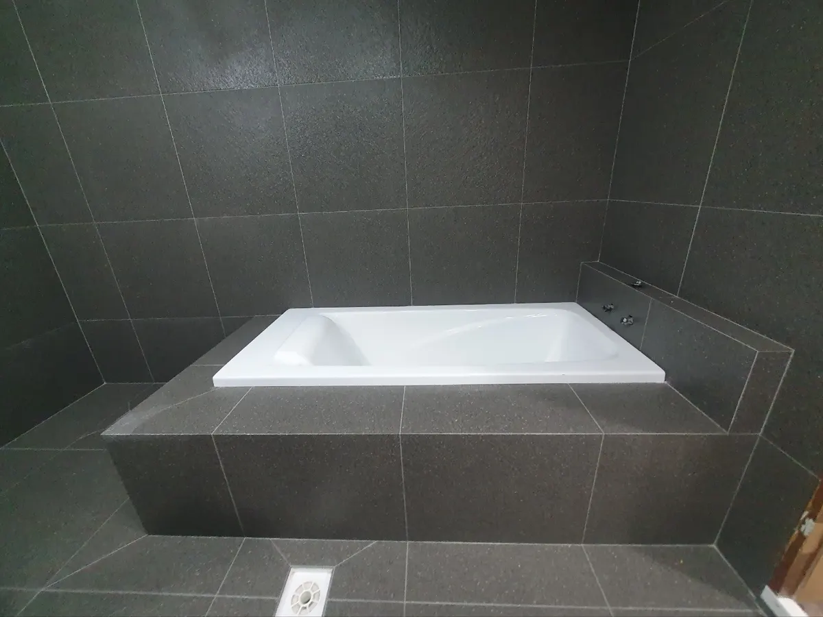 built-in 욕조 턱과 벽면 타일 이음선 마감